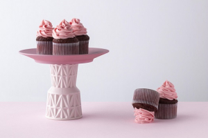 عکس با کیفیت کاپ کیک صورتی روی سینی